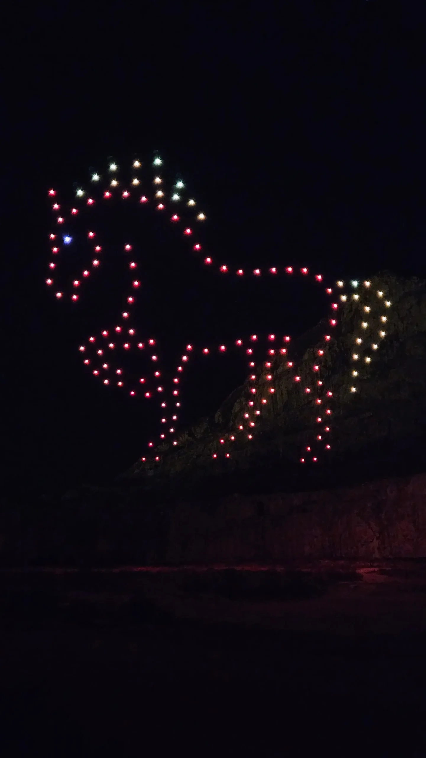 Futuristički drone light show s konjem i svjetlosnim efektima