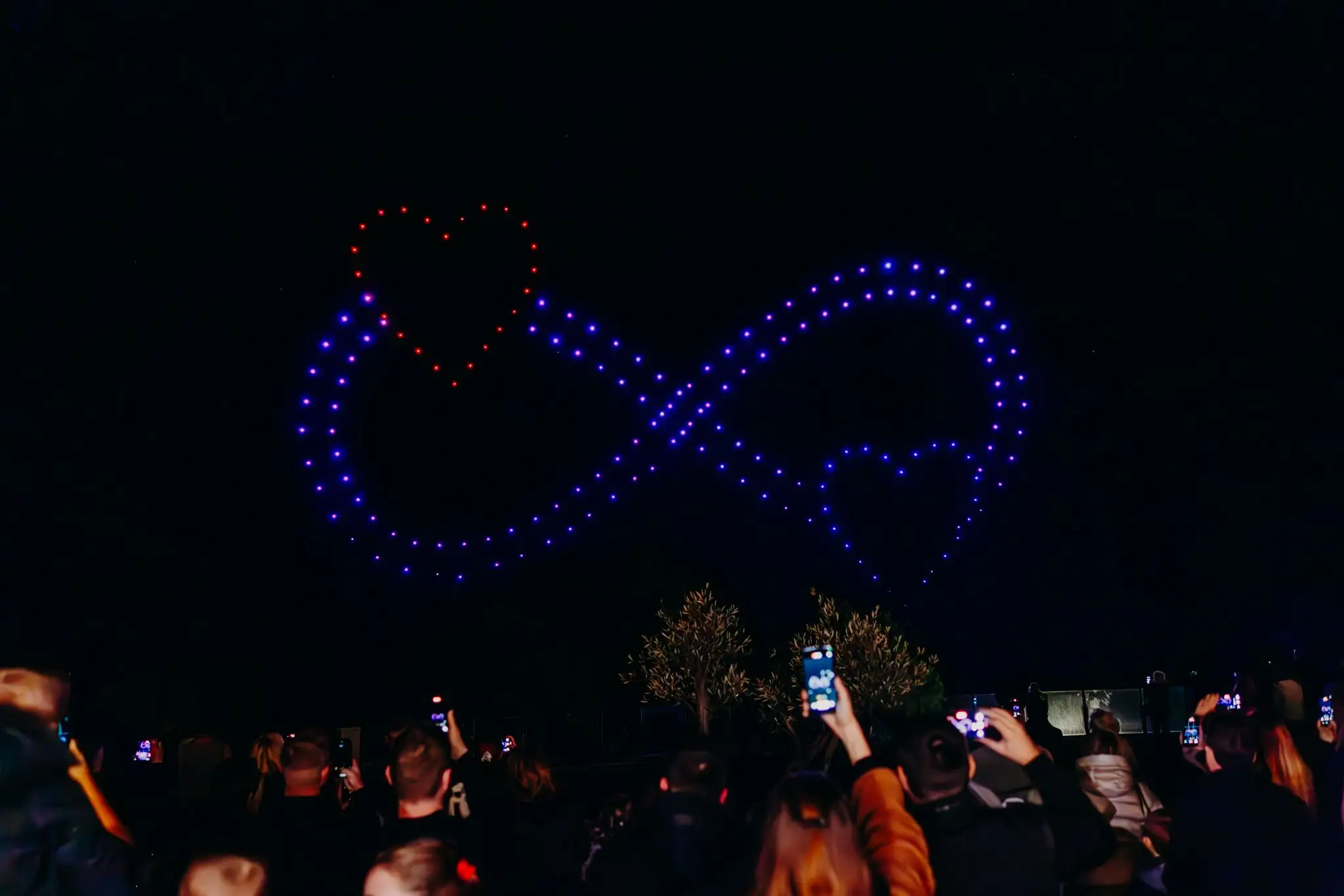 Svjetlosna drone formacija beskonačnosti za wedding i luxury evente