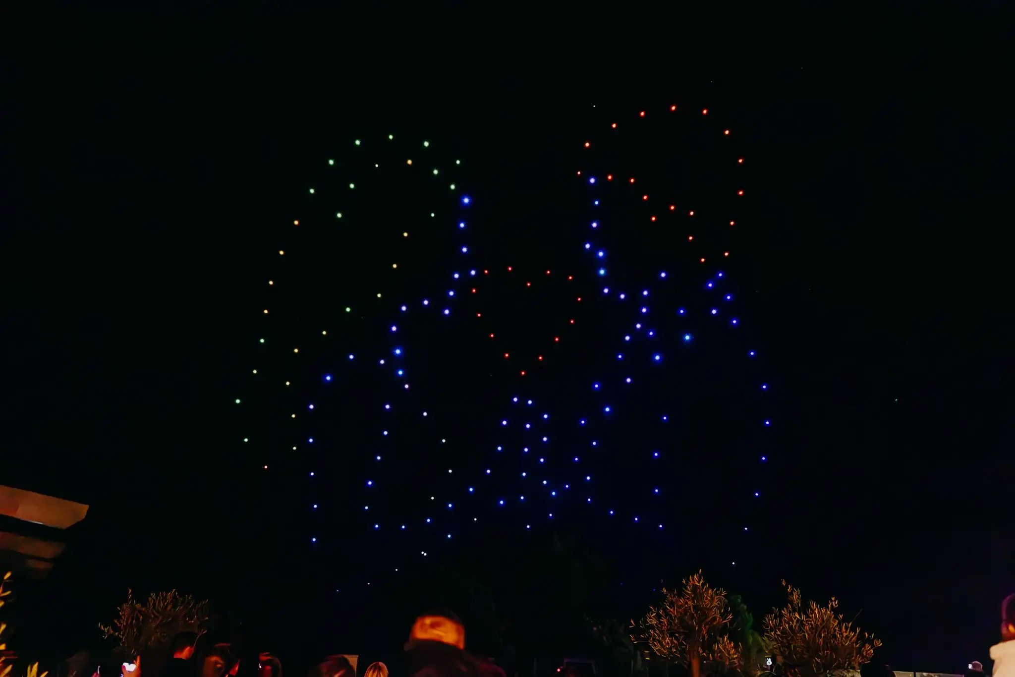 Romantična drone show formacija mladoženje i mladenke tijekom luksuznog vjenčanja