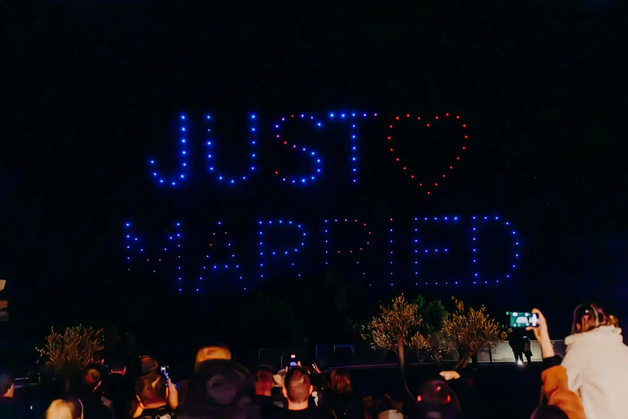 Drone show performans za mladence na noćnom wedding eventu