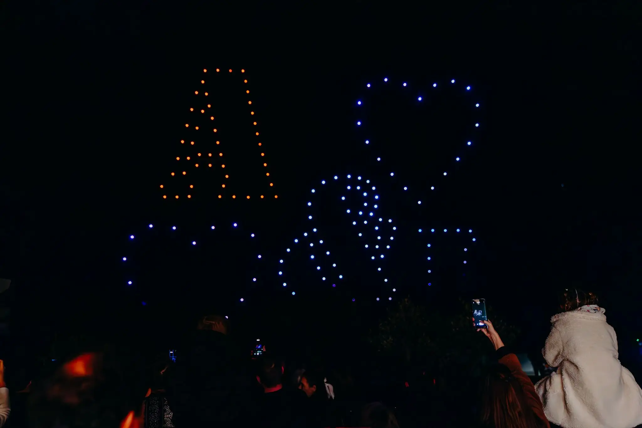 Romantična drone show formacija inicijala za wedding i proposal evente