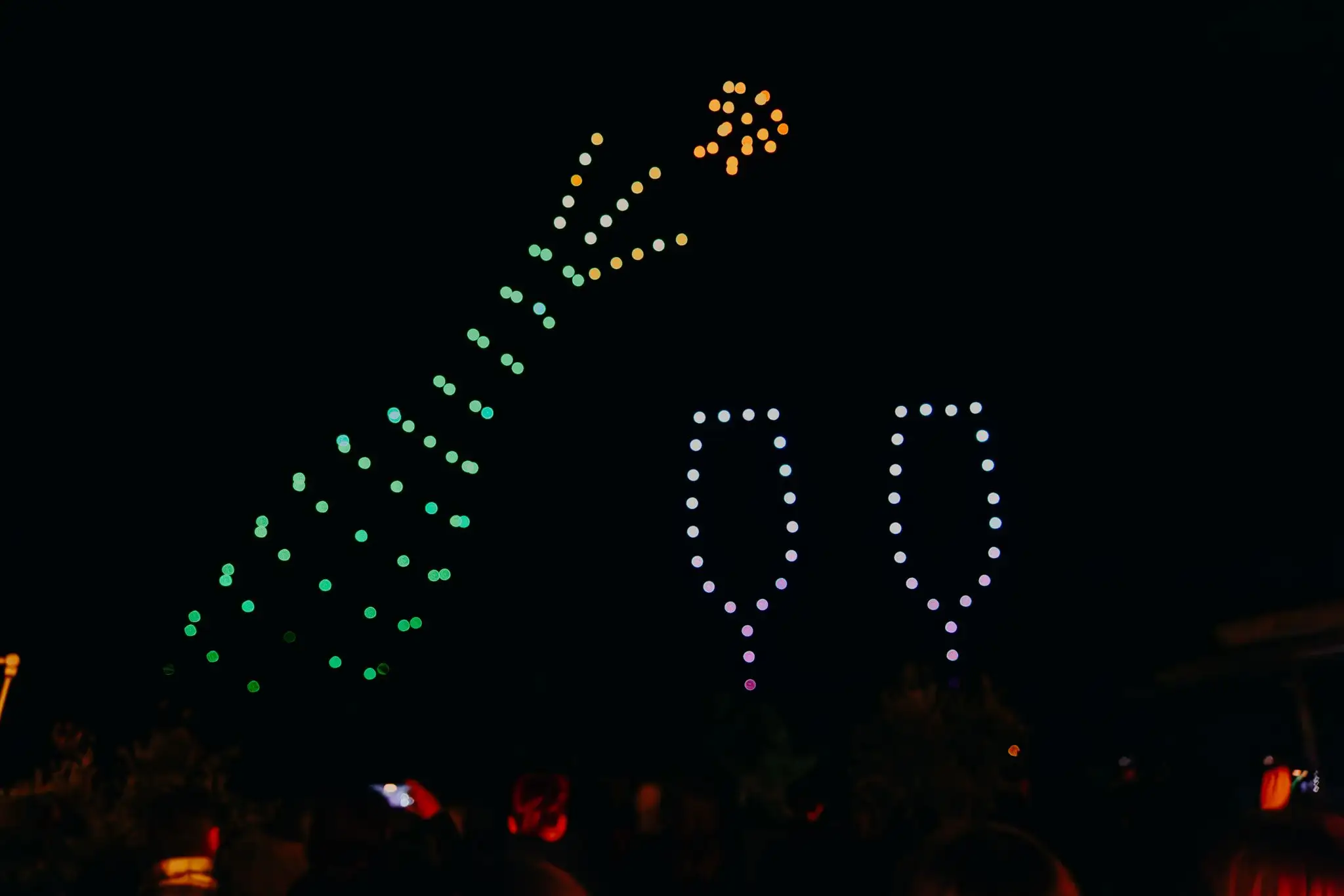 Drone light show formacija šampanjca i čaša tijekom luksuzne proslave i eventa