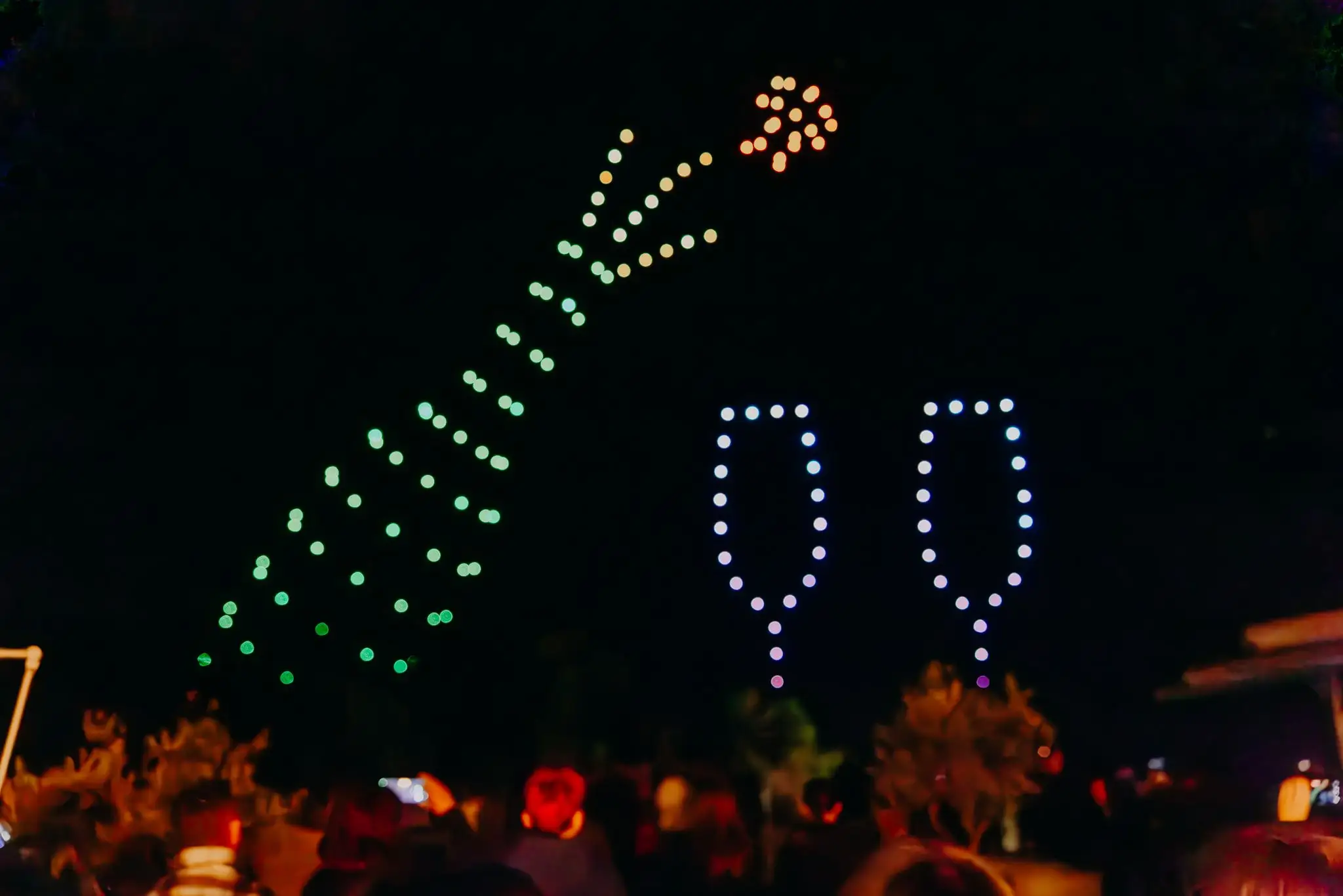 Svjetlosna drone show animacija otvaranja šampanjca za vjenčanja i VIP evente