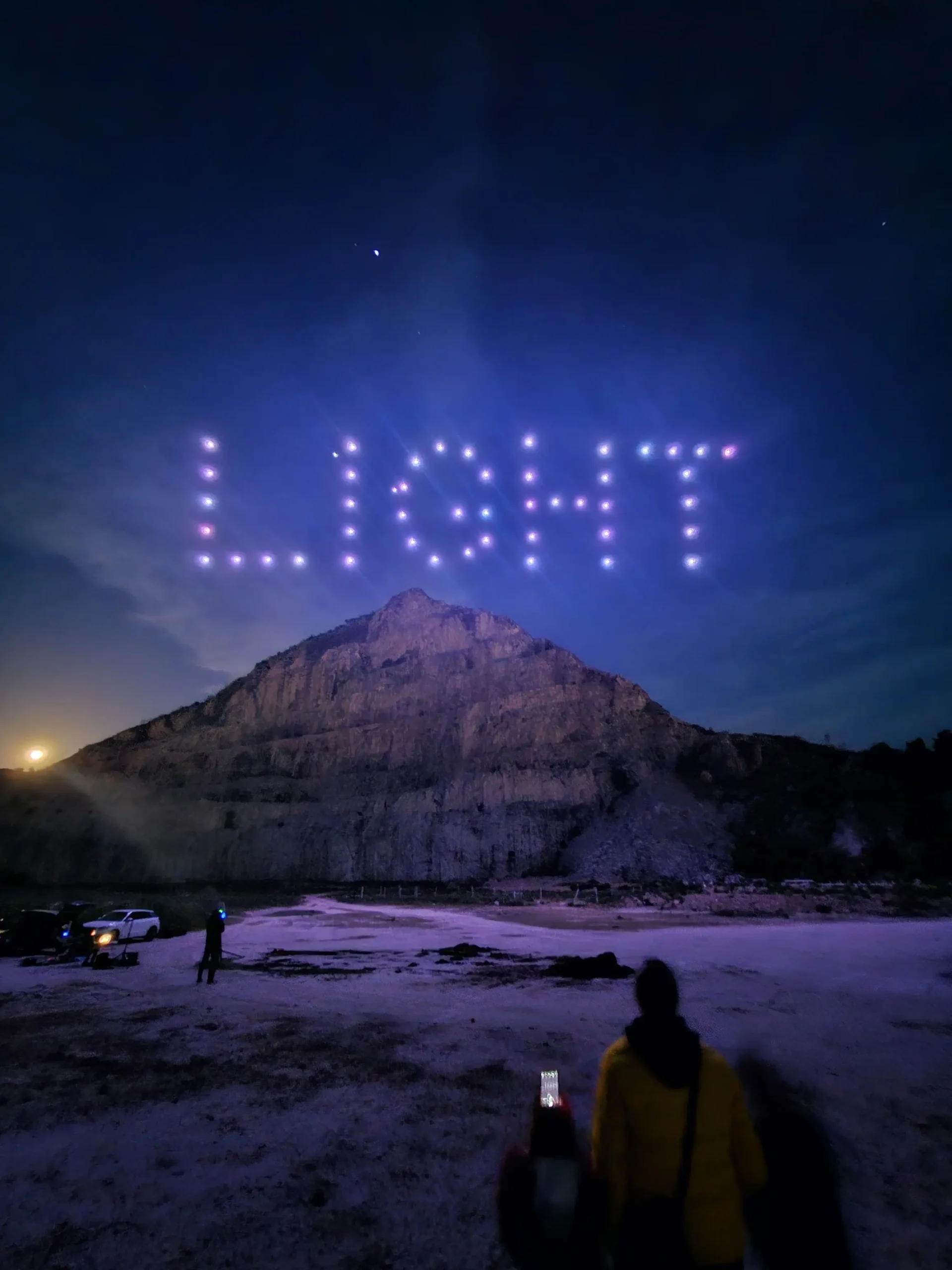 LightX drone show performans iznad noćnog event prostora