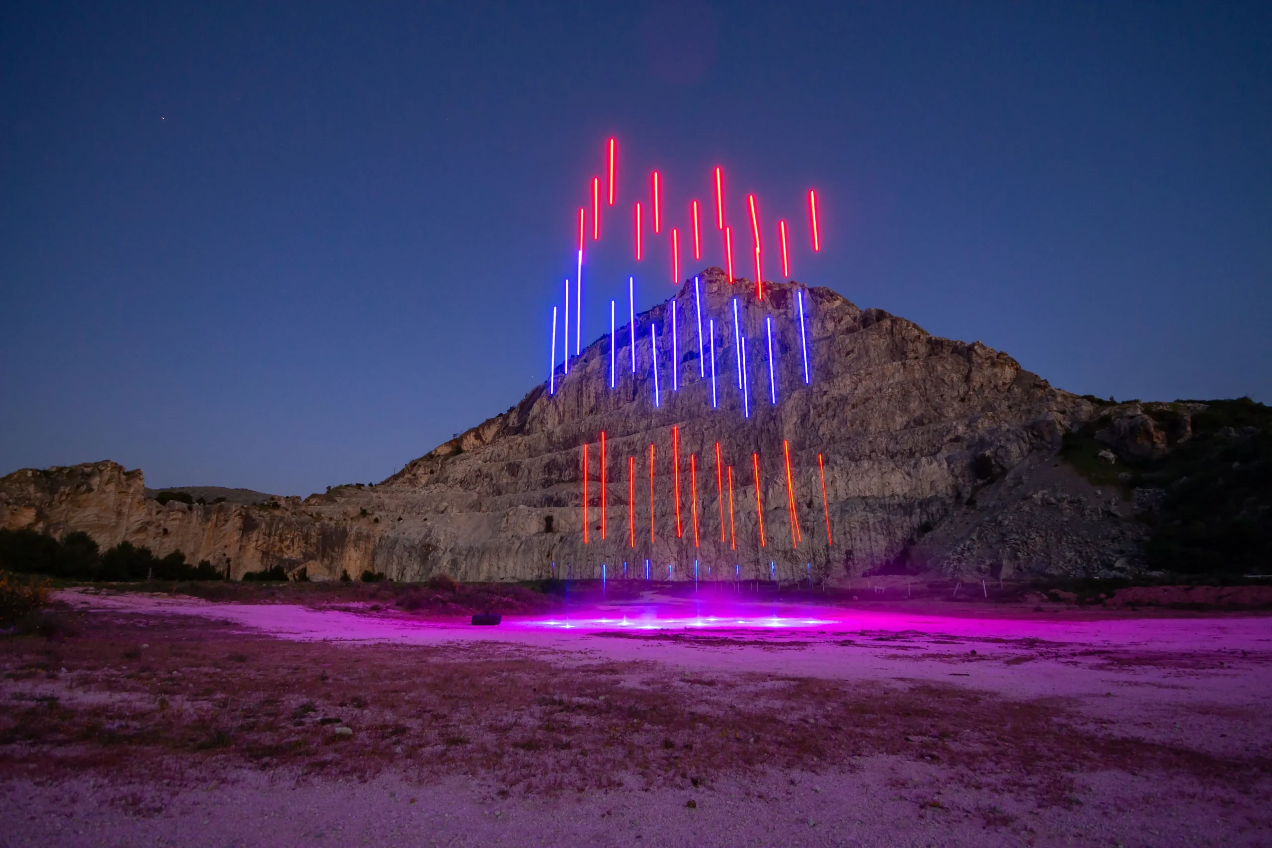 Artistic drone light show formacija tijekom noćnog eventa i festivala