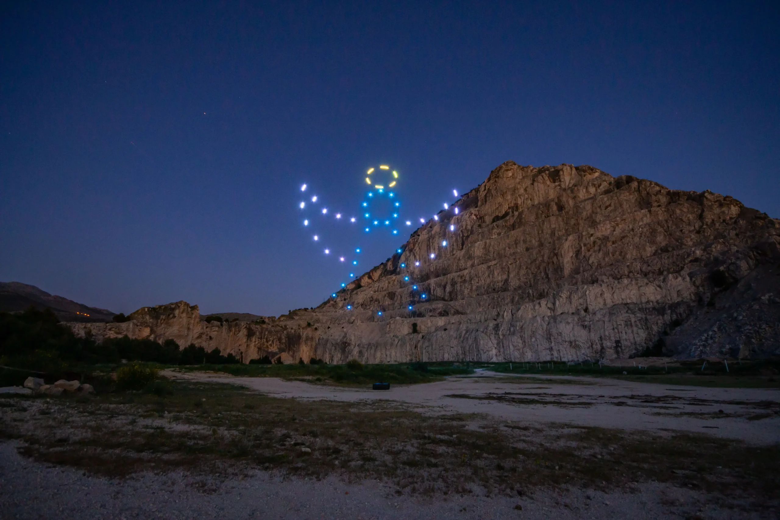 Drone light show formacija anđela tijekom noćnog eventa u Hrvatskoj