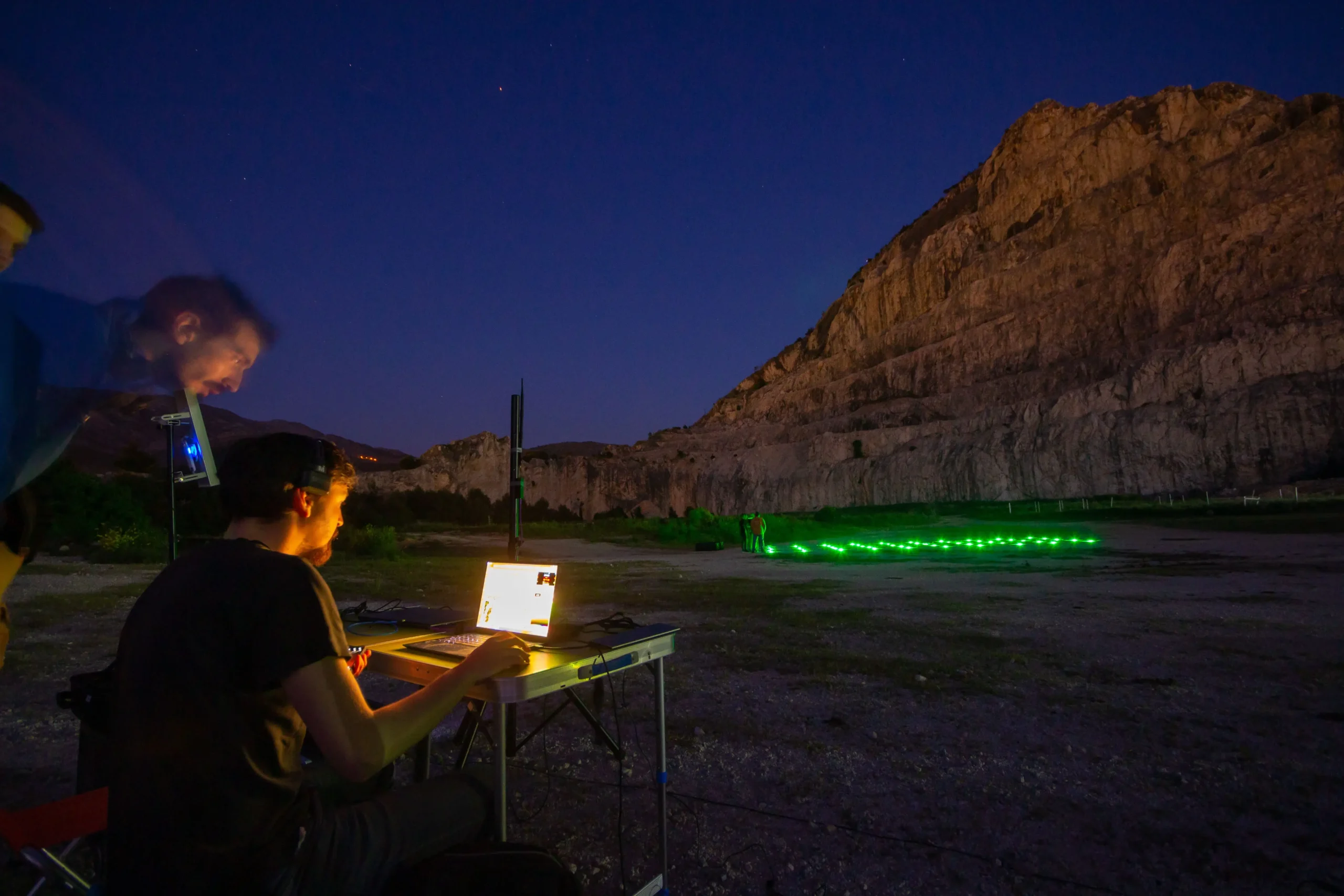 LightX tim upravlja dronovima tijekom pripreme drone show eventa