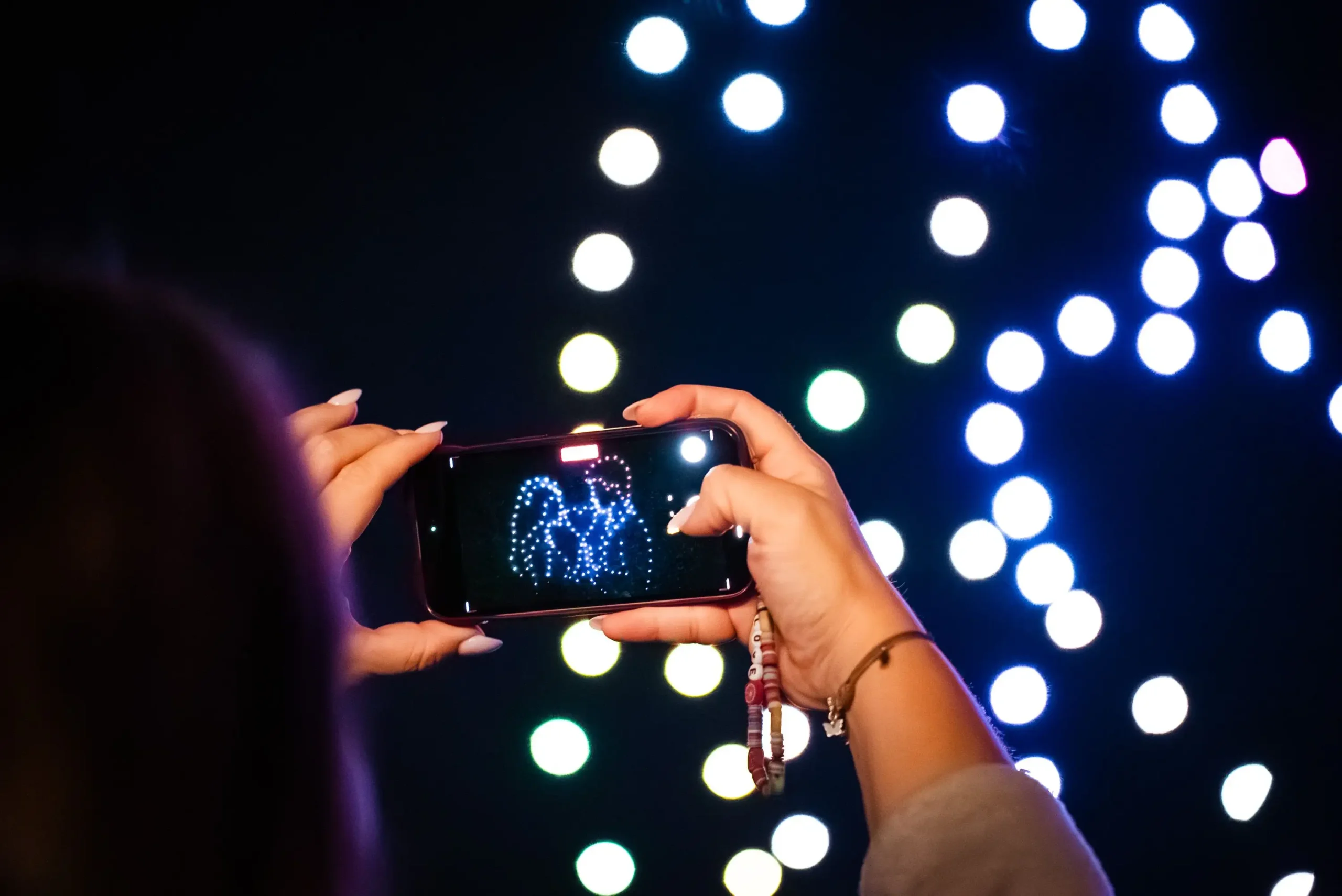 Snimanje drone light show performansa tijekom vjenčanja i eventa