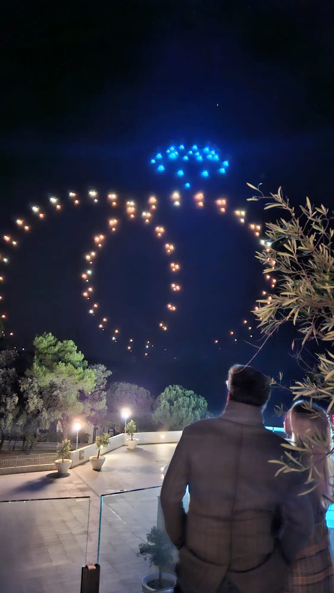 Drone light show formacija prstena za zaruke i romantične evente