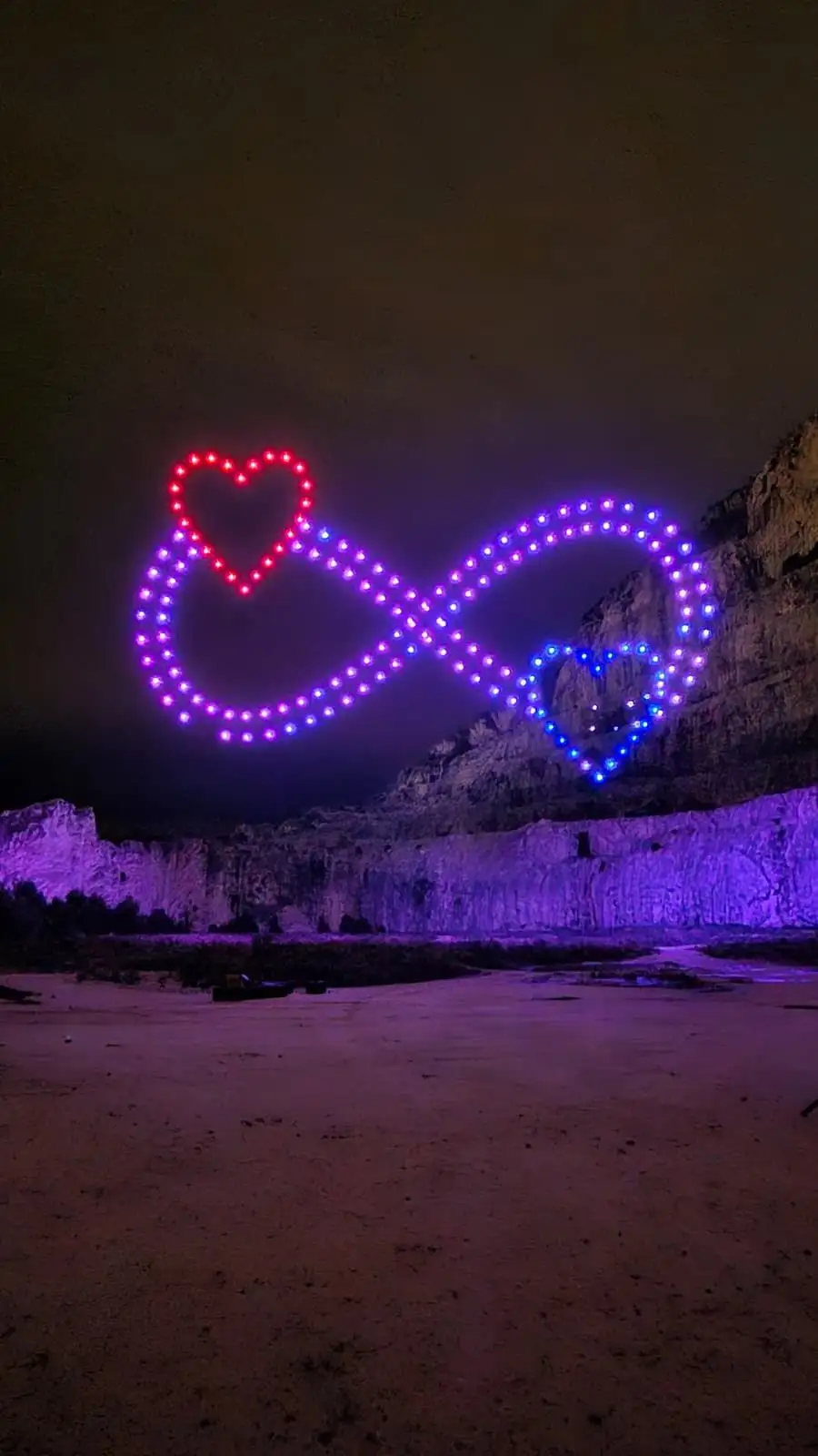 Drone light show s infinity i heart formacijom za vjenčanja i romantične evente