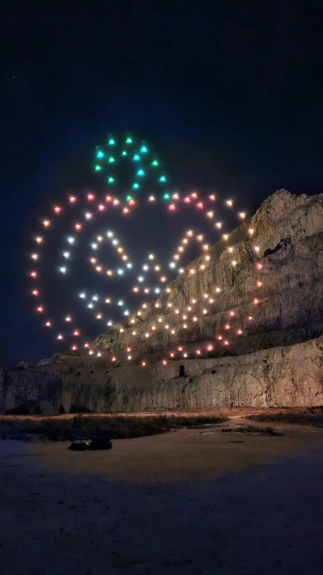 Svjetlosna formacija bundeve tijekom drone show halloween izvedbe